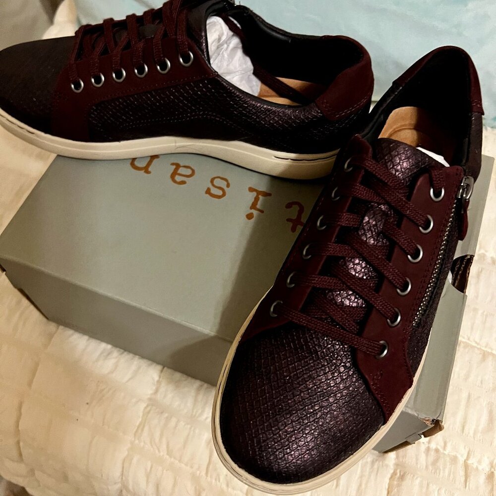 💙SALE💙 NWB Clarks Women's 9 W US/40 EU Nalle Lace Leather Sneakers - Wine